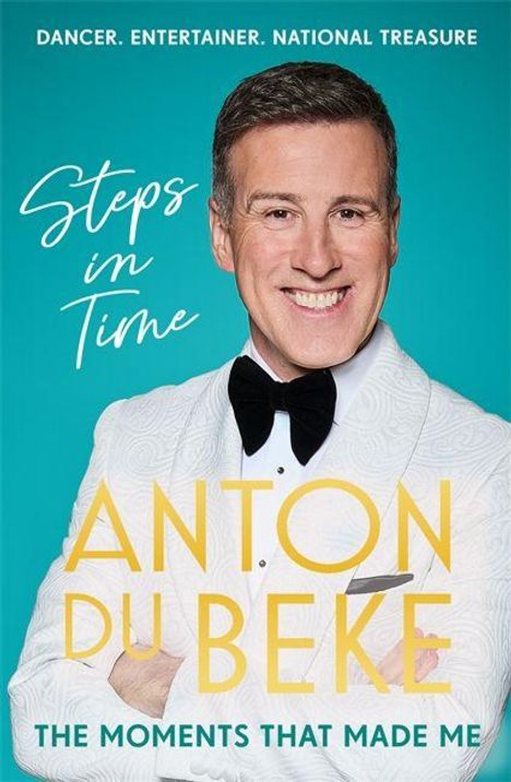 „Steps in Time: The Moments That Made Me“ – Anton Du Beke. Portrait eines Mannes im Anzug mit Fliege.