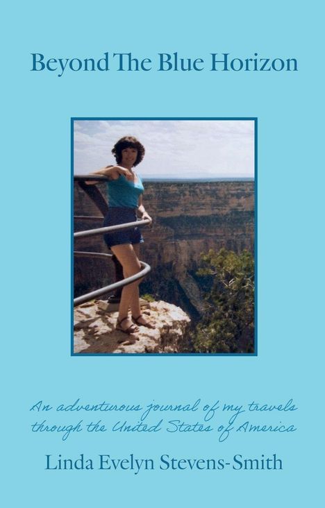 "Beyond The Blue Horizon." Eine Frau steht an einem Geländer, im Hintergrund eine Schlucht. Autorin: Linda Evelyn Stevens-Smith.