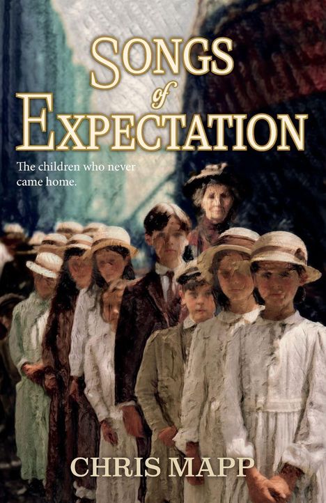 „Songs of Expectation. The children who never came home. Chris Mapp“ Vor einem Gemälde mit Kindern in altmodischer Kleidung.