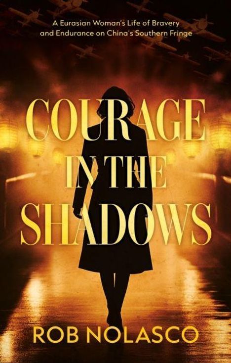 „Courage in the Shadows“ von Rob Nolasco. Silhouette einer Frau in einem beleuchteten Tunnel, Flugzeuge im Hintergrund.