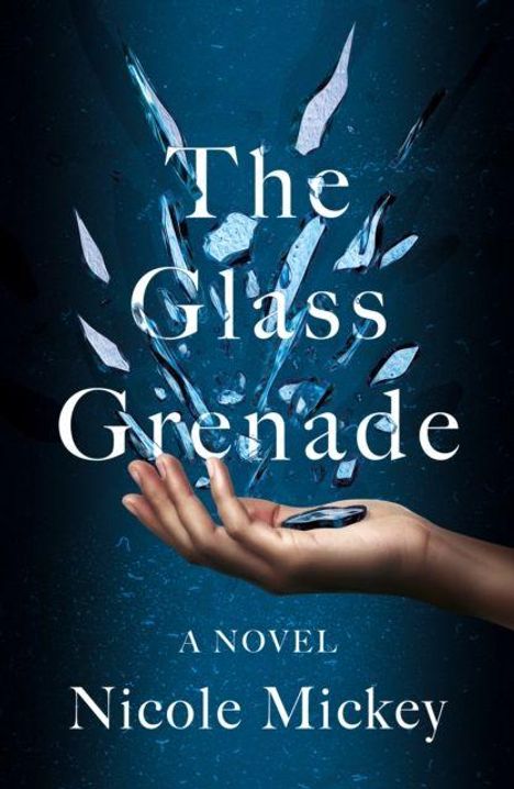 "The Glass Grenade", "A Novel", "Nicole Mickey". Eine schwebende Hand hält Glasscherben in einem dunklen, geheimnisvollen Umfeld.
