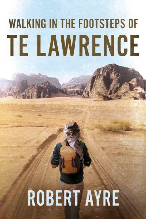 "Walking in the Footsteps of TE Lawrence. Robert Ayre." Ein Wanderer in der Wüste, im Hintergrund felsige Hügel.