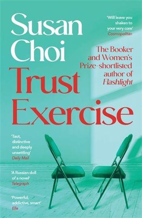 „Susan Choi – Trust Exercise. Zwei grüne Stühle stehen einander gegenüber in einem türkisfarbenen Raum.“