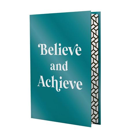 "Believe and Achieve" steht auf einem türkisfarbenen Ordner mit geometrischem Muster an der Seite.