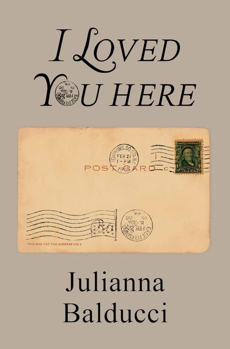 "I Loved You Here" und "Julianna Balducci" auf einem Hintergrund mit einer Vintage-Postkarte.