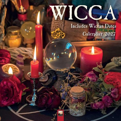 „WICCA Includes Wiccan Dates Calendar 2027.“ Rote Kerzen, eine Kristallkugel und getrocknete Blumen, mystische Atmosphäre.