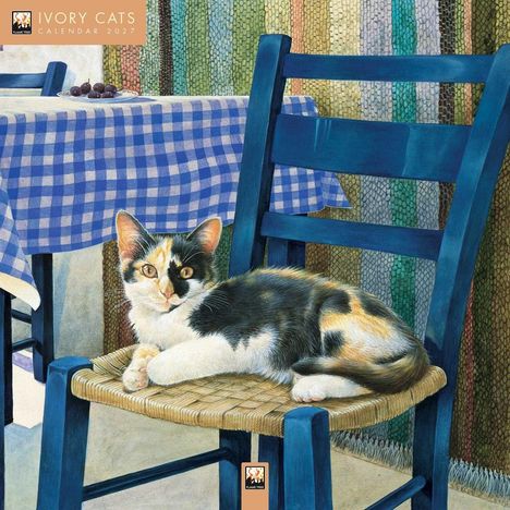 IVORY CATS CALENDAR 2027. Eine dreifarbige Katze liegt auf einem Stuhl. Im Hintergrund ein Tisch mit karierter Tischdecke.