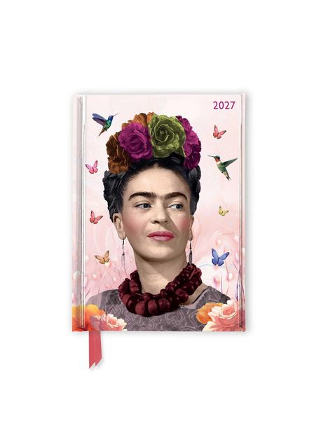 "2027" in der oberen Ecke. Kunstvolles Porträt einer Frau mit Blumen im Haar, umgeben von Schmetterlingen und Kolibris.