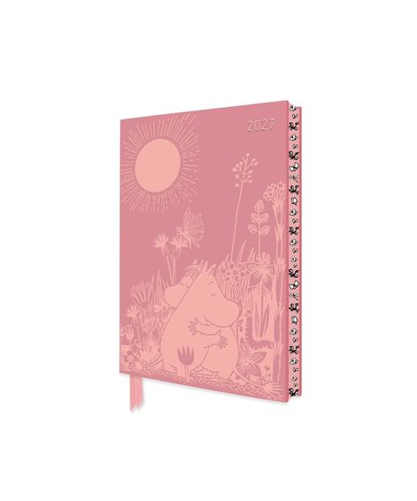 2027. Rosa Notizbuch mit Blumenmotiv, Sonnenabbildung und Illustration von zwei umarmenden Figuren im natürlichen Umfeld.