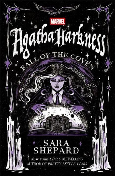 Text: "Agatha Harkness: Fall of the Coven", "Sara Shepard", "New York Times Bestselling Author of Pretty Little Liars". Illustration mit Frau, Kerzen und einem Haus in mystischem Stil.