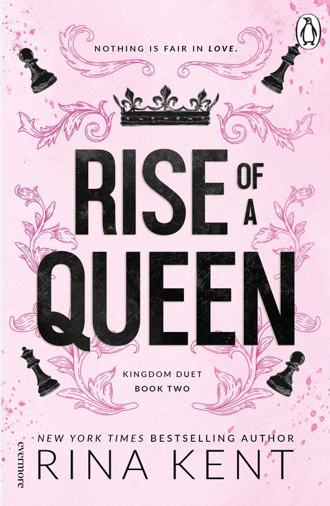 „NOTHING IS FAIR IN LOVE. RISE OF A QUEEN“ in großen Buchstaben, verziert mit rosa Ranken und Schachfiguren.