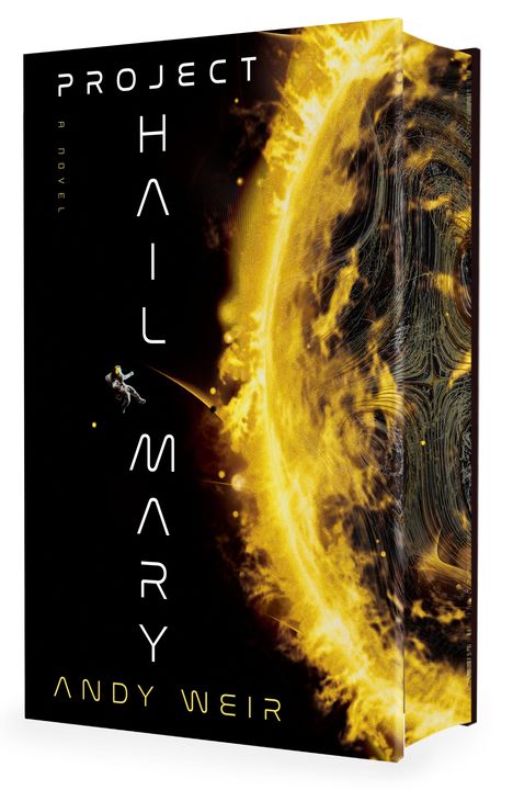 Text: "Project Hail Mary, Andy Weir." Ein Astronaut schwebt vor einem gelben Sonnensturm in der Dunkelheit. Buchcover.