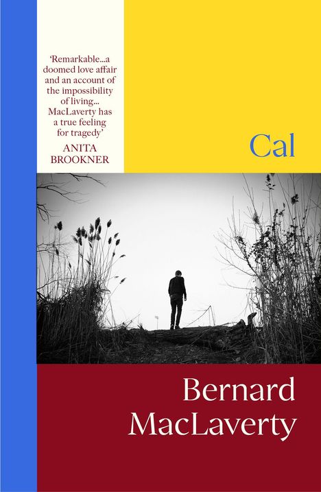 Rezensionstext von Anita Brookner, Titel "Cal". Schwarz-Weiß-Foto: Person auf Hügel, umgeben von Gräsern.