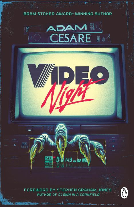 "Video Night" in kräftigem Rot in Retro-Fernseher. Grüne Schrift und VHS-Kassette. Monsterhand greift nach Videorekorder.