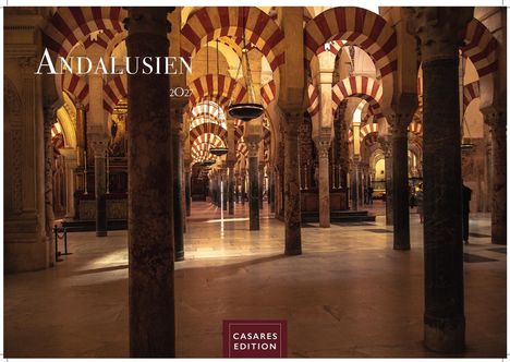 "Andalusien 2023" und "Casares Edition". Innenansicht mit prächtigen, rot-weiß gestreiften Bögen und Säulen.