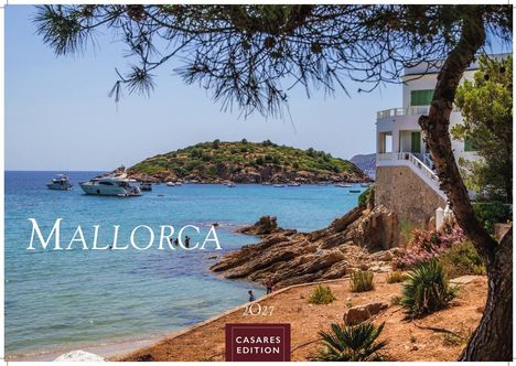 „Mallorca 2027, Casares Edition.“ Küstenlandschaft mit klarem Meer, luxuriösen Yachten und Häusern am Felsufer.