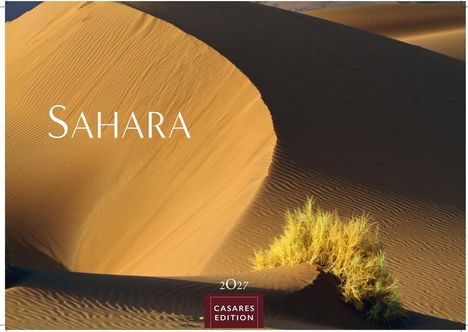 Text: "SAHARA", "2027", "CASARES EDITION". Sicht auf eine große Sanddüne mit goldenem Licht und einem Büschel Gras.