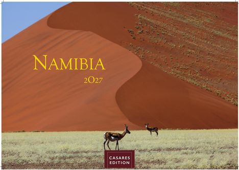 „Namibia 2027, Casares Edition“. Zwei Antilopen stehen vor einer großen roten Sanddüne unter blauem Himmel.