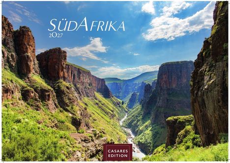 "CASARES EDITION", "SÜDAFRIKA 2027". Dramatische Berglandschaft mit grün bewachsenen Schluchten und einem Fluss.