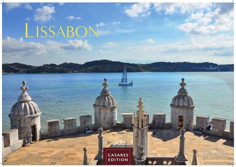 Text: „Lissabon“. Im Vordergrund historische Türme, im Hintergrund Meer mit Segelboot und Hügel.