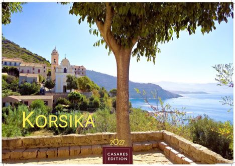 KORSIKA, 2027, CASAES EDITION. Hügelige Küstenlandschaft, kleines Dorf mit Kirche, Baum im Vordergrund, blaues Meer.