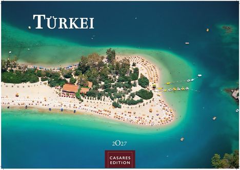 Großer Text "TÜRKEI", darunter Insel mit hellem Sandstrand und vielen Sonnenschirmen, Jahr "2027", im Wasser liegend.