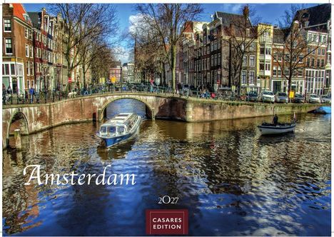 „Amsterdam 2027“, CASAES EDITION. Eine Kanalszene mit klassischen Gebäuden und Booten unter einer Brücke.