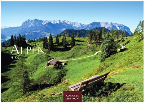 Alpen 2027, Casares Edition. Eine grüne Landschaft mit Hügeln und Bäumen, Berge im Hintergrund, eine Holzbank vorne.