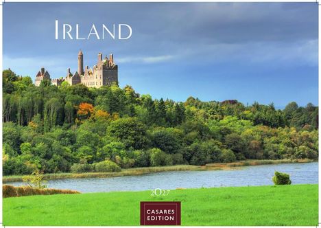 Text: Irland, 2027, Casares Edition. Eine Burg auf einem bewaldeten Hügel mit einem Fluss im Vordergrund.