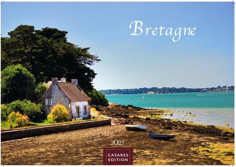 Text: "Bretagne", "2027", "CASARES EDITION". Steinhaus nahe Wald, mit Blick auf Küste und Boote im Wasser.