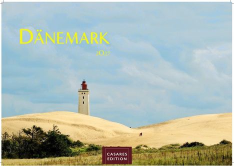 Text: DÄNEMARK 2027, CASARES EDITION. Ein Leuchtturm steht einsam auf einer Sanddüne, umgeben von hellem Himmel.