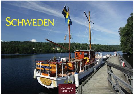 "Schweden", "2027", "Casares Edition". Ein weißes Boot mit schwedischer Flagge an einem Steg vor bewaldeter Küste.