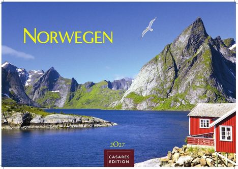 Norwegen, 2027, Casares Edition. Eine idyllische Landschaft mit Bergen, Meer, rotem Haus und einer fliegenden Möwe.