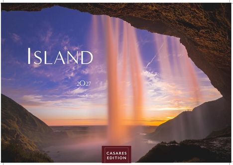 Die Worte "ISLAND 2027" sind geschrieben. Eine beeindruckende Landschaft im Sonnenuntergang, gesehen von einer Höhle aus.