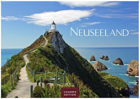 Text: "NEUSEELAND", "2027", "CASARES EDITION". Ein Leuchtturm steht auf einer felsigen Klippe am Meer, umgeben von grüner Vegetation.