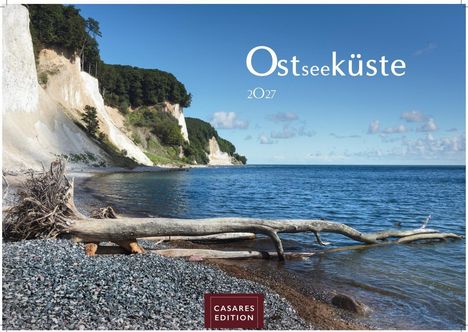 Text: "Ostseeküste 2027" und "CASARES EDITION". 
Strand mit Kieselsteinen und Treibholz, steile Klippen im Hintergrund.