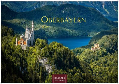"Oberbayern 2027" in gelber Schrift. Eine Burg thront auf einem bewaldeten Hügel, dahinter ein blauer See und Berge.