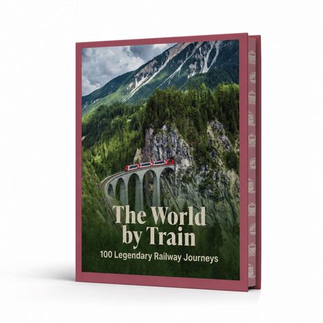 „The World by Train: Iconic Railway Journeys“. Ein Zug fährt über eine Brücke in einer bergigen, bewaldeten Landschaft.