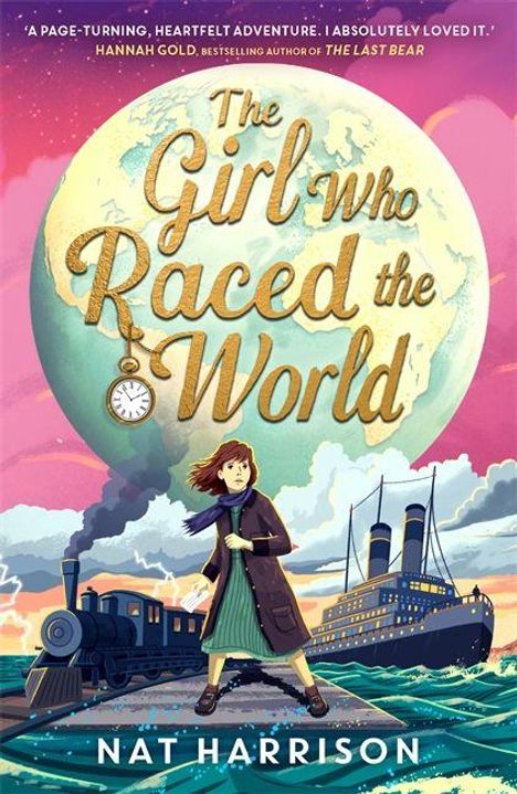 „The Girl Who Raced the World“ von Nat Harrison. Illustration: Mädchen vor Zug und Schiff, großer Vollmond im Hintergrund.