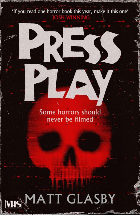 Oben: „If you read one horror book this year, make it this one“ - Josh Winning.

Mittig: „PRESS PLAY“

Darunter: „Some horrors should never be filmed“

Unten: „Matt Glasby“

Im Hintergrund: Roter Totenkopf auf schwarzem Grund. Unten links ein VHS-Logo.