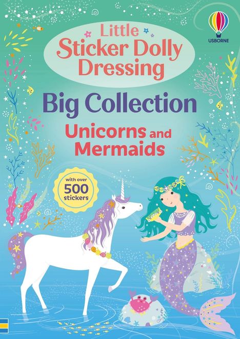 "Little Sticker Dolly Dressing, Big Collection, Unicorns and Mermaids, with over 500 stickers" steht in bunten Buchstaben. Eine Meerjungfrau mit türkisfarbenem Haar kämmt ein Einhorn in einer verspielten Unterwasserszene.