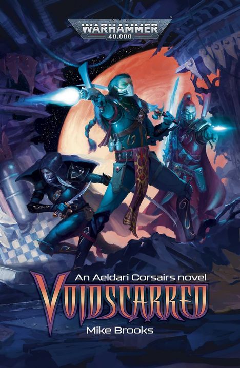 „Voidscarred“, „An Aeldari Corsairs novel“, „Mike Brooks“. Drei futuristisch gekleidete Krieger vor einem großen, orangefarbenen Planeten.