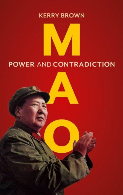 KERRY BROWN, MAO: POWER AND CONTRADICTION. Ein Mann in Uniform klatscht vor rotem Hintergrund.