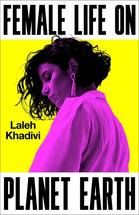 "FEMALE LIFE ON PLANET EARTH" oben und unten. Porträt einer Frau mit lockigem Haar und rosa Hemd auf gelbem Hintergrund.