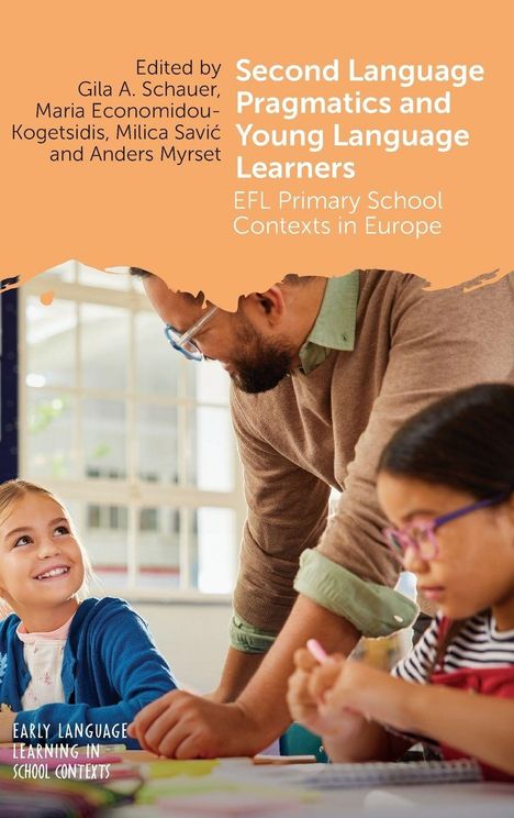 Titel: Second Language Pragmatics and Young Language Learners. Ein Lehrer interagiert freundlich mit zwei Kindern am Tisch.