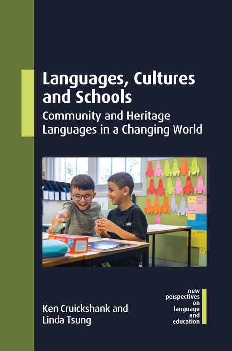 "Languages, Cultures and Schools" steht oben. Zwei lachende Kinder sitzen in einem Klassenzimmer an einem Tisch.