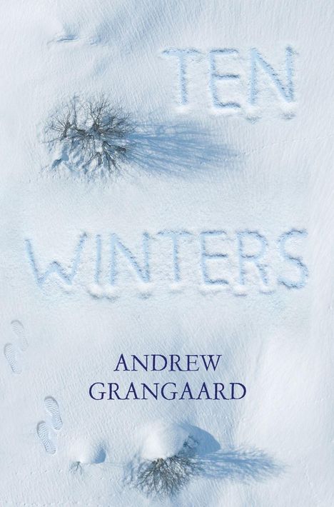 "Ten Winters" und "Andrew Grangaard" sind im Schnee geschrieben. Zwei kahle Bäume werfen lange Schatten.