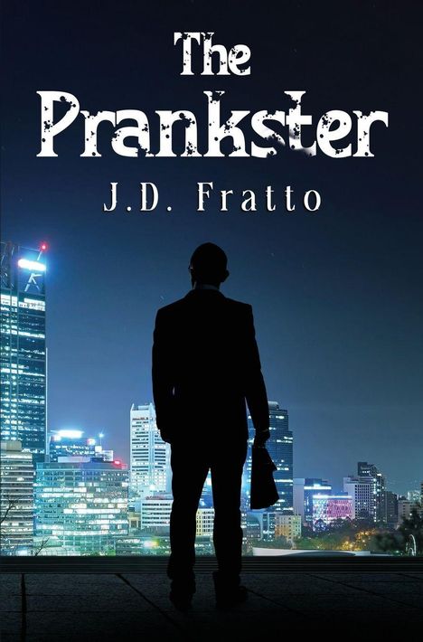 Text: "The Prankster J.D. Fratto". Silhouette eines Mannes vor nächtlicher Stadtlandschaft mit beleuchteten Wolkenkratzern.