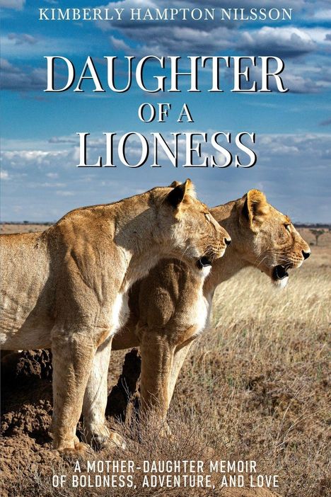 "Daughter of a Lioness" von Kimberly Hampton Nilsson. Zwei Löwinnen stehen nebeneinander in einer Savanne.
