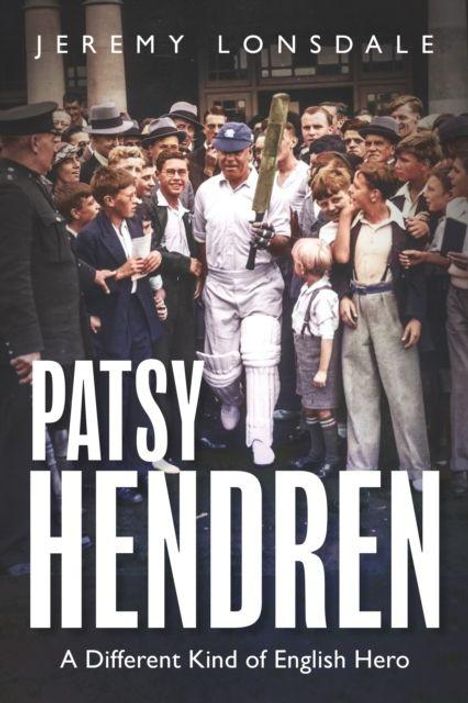 "Patsy Hendren" und "A Different Kind of English Hero" darunter. Ein Cricketspieler umgeben von Fans und einem Polizisten.